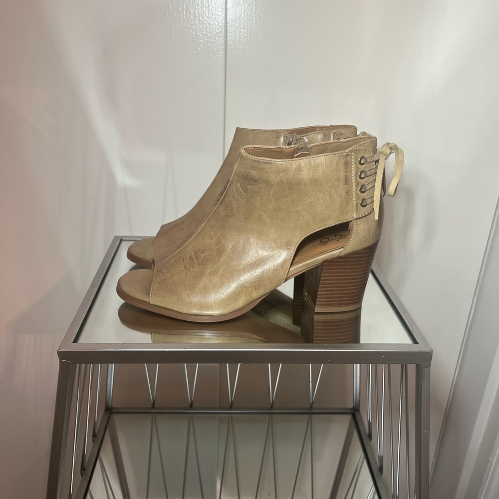 Vintage 93 (Buckle) Light Brown Peep-Toe Heeled lace up booties